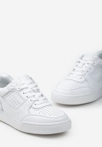 Born2be - Białe Skórzane Sneakersy z Metalicznymi Wstawkami Asnatia. Nosek buta: okrągły. Zapięcie: sznurówki. Kolor: biały. Materiał: skóra. Obcas: na obcasie. Wysokość obcasa: niski #4