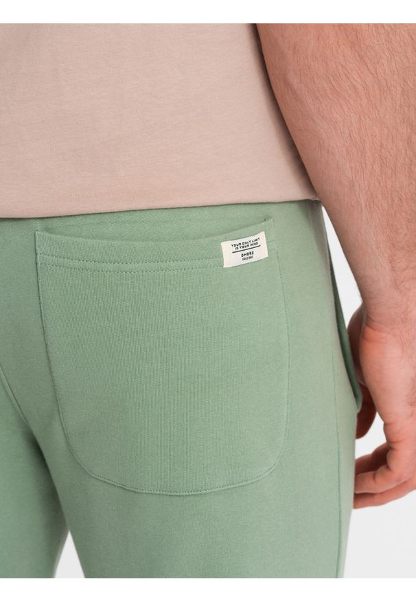 Ombre Clothing - Spodnie męskie dresowe z nogawką bez ściągacza - zielone V3 - Rozmiar: S. Kolor: zielony. Materiał: dresówka. Wzór: aplikacja. Styl: klasyczny, sportowy