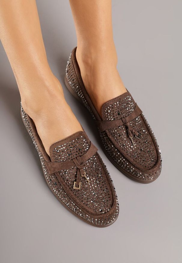 Renee - Brązowe Mokasyny z Cyrkoniami i Ozdobami Distantsteam. Okazja: na co dzień. Kolor: brązowy. Wzór: aplikacja. Styl: casual, glamour