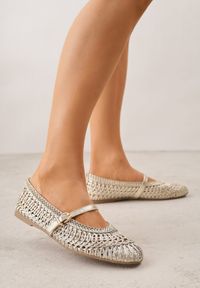 Renee - Złote Balerinki w Stylu Mary Jane z Szydełkową Cholewką Syroelle. Kolor: złoty. Materiał: jeans. Szerokość cholewki: normalna. Styl: elegancki, klasyczny #1