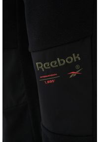 Reebok Classic spodnie męskie kolor czarny proste. Kolor: czarny. Materiał: poliester. Wzór: aplikacja