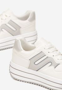 Renee - Beżowe Sneakersy Sznurowane na Platformie Macelynn. Kolor: beżowy. Obcas: na platformie #5