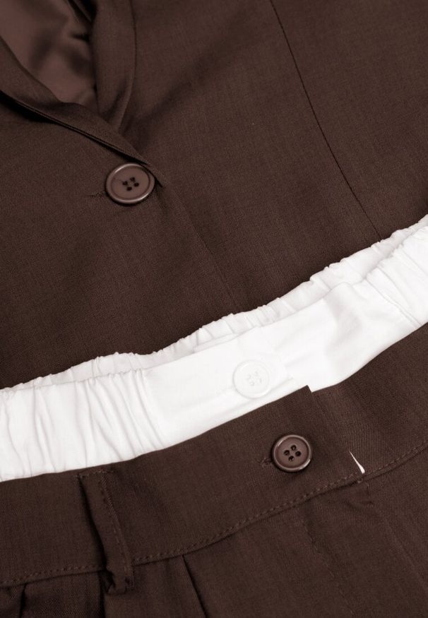 Renee - Ciemnobrązowy Garniturowy Komplet Marynarka i Spodnie z Kontrastującymi Zdobieniami Davirielle. Kolor: brązowy. Wzór: aplikacja