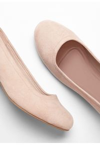 bonprix - Czółenka na obcasie słupku. Kolor: beżowy. Obcas: na obcasie. Wysokość obcasa: średni #2