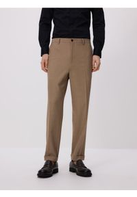 Reserved - Spodnie garniturowe z kantem - beżowy. Kolor: beżowy. Materiał: wiskoza, tkanina