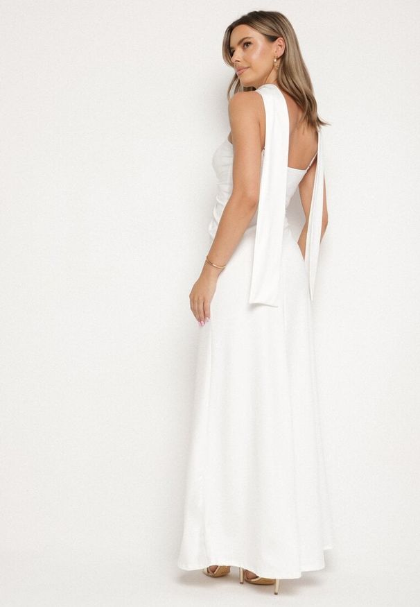 Born2be - Biała Taliowana Sukienka Ozdobiona Szalem i Marszczeniem Melovea. Okazja: na co dzień. Kolor: biały. Materiał: skóra. Długość rękawa: na ramiączkach. Wzór: aplikacja. Styl: casual, elegancki