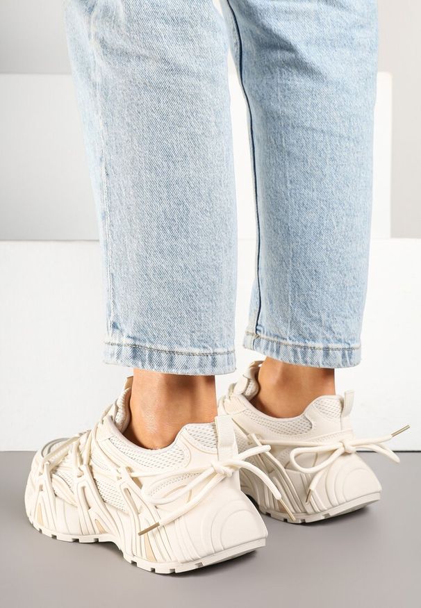 Renee - Beżowe Sneakersy na Platformie z Designerskim Sznurowaniem Julieve. Okazja: na co dzień. Zapięcie: sznurówki. Kolor: beżowy. Materiał: jeans. Obcas: na platformie