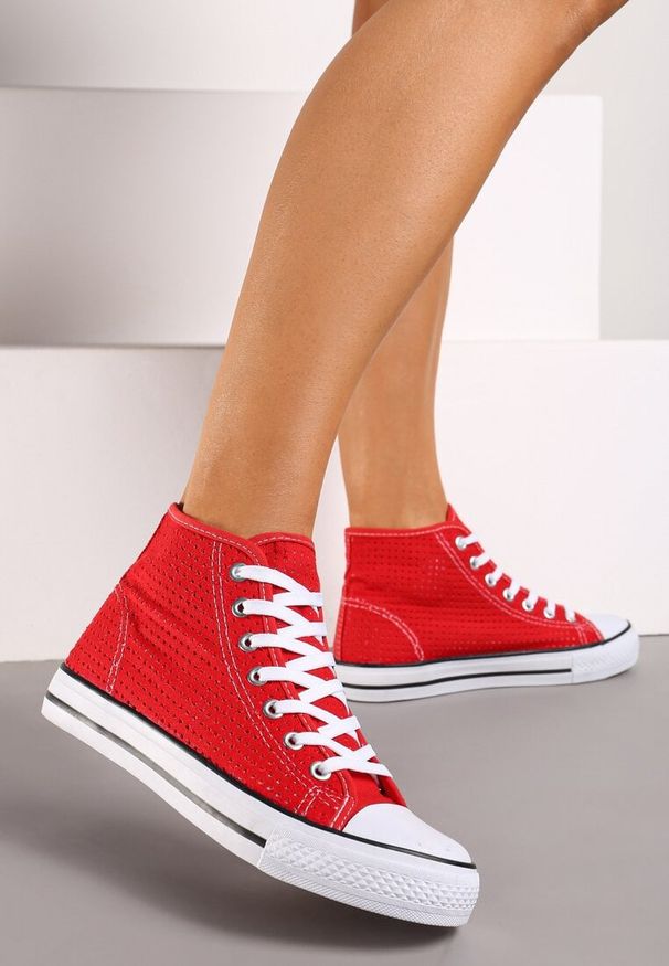 Born2be - Czerwone Trampki na Płaskiej Podeszwie za Kostkę z Perforacją Xelagia. Wysokość cholewki: za kostkę. Kolor: czerwony. Obcas: na płaskiej podeszwie