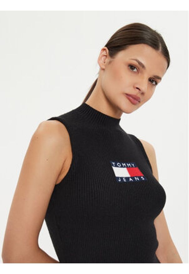 Tommy Jeans Sukienka dzianinowa Center Flag DW0DW18607 Czarny Slim Fit. Kolor: czarny. Materiał: syntetyk