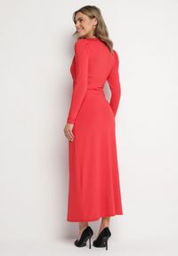 Born2be - Czerwona Elegancka Sukienka Kopertowa Ozdobiona Marszczeniami Zainara. Okazja: na spotkanie biznesowe, na imprezę. Typ kołnierza: dekolt kopertowy. Kolor: czerwony. Długość rękawa: długi rękaw. Wzór: aplikacja. Typ sukienki: kopertowe. Styl: elegancki #6