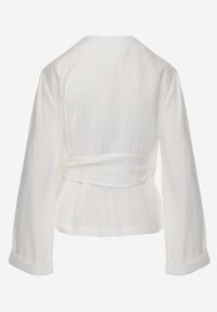 Born2be - Biała Kopertowa Bluzka z Wiskozy Ozdobiona Wiązaniem Velanitte. Okazja: na co dzień. Kolor: biały. Materiał: wiskoza. Wzór: aplikacja. Styl: casual, elegancki, wizytowy #4