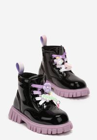 Born2be - Czarno-Fioletowe Lakierowane Botki z Kwiatkami przy Sznurowaniu i Tłoczeniami na Podeszwie Reilina. Kolor: czarny. Materiał: lakier. Wzór: kwiaty. Styl: elegancki