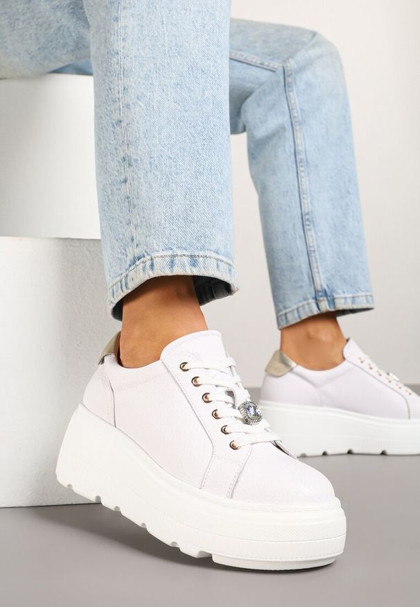 Born2be - Białe Skórzane Sneakersy na Grubej Podeszwie z Metaliczną Wstawką Remalia. Okazja: na co dzień. Kolor: biały. Materiał: skóra