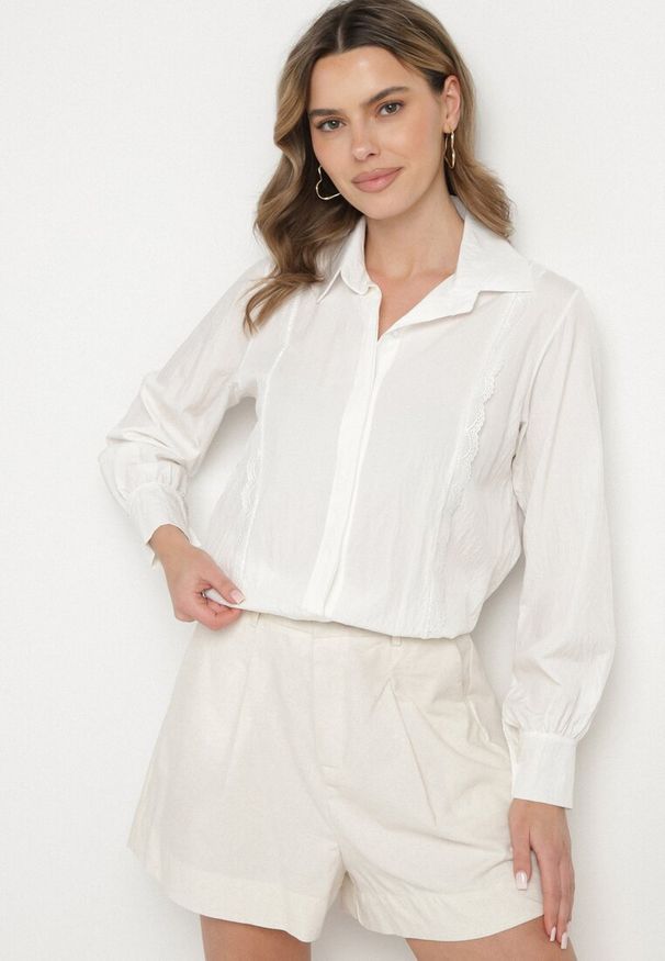 Born2be - Biała Koszula z Wiskozą i Koronkowymi Wstawkami Tenaraia. Okazja: na co dzień. Kolor: biały. Materiał: koronka, wiskoza. Styl: klasyczny, elegancki, casual