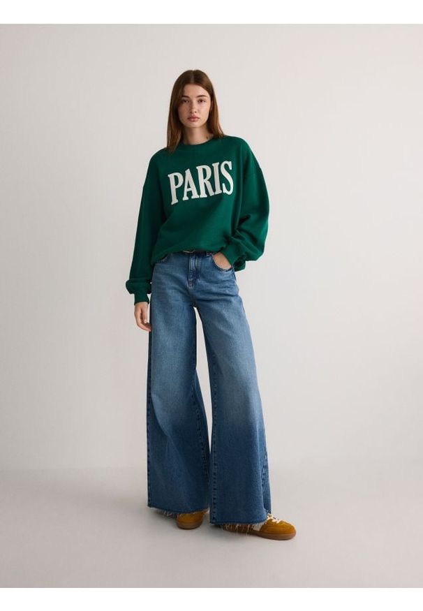 Reserved - Bluza oversize z nadrukiem - zielony. Kolor: zielony. Materiał: dzianina, bawełna. Wzór: nadruk