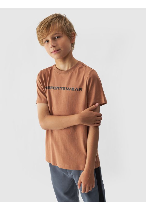 4f - 4F T-shirt regular z nadrukiem chłopięcy - beżowy 122 (6-7 lat). Okazja: na co dzień. Kolor: beżowy. Materiał: bawełna, jersey, dzianina. Długość rękawa: krótki rękaw. Długość: krótkie. Wzór: napisy, gładki, ze splotem. Sezon: lato. Styl: sportowy, klasyczny, casual
