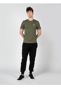 Guess T-Shirt "Alex" | X2GI02KBR42 | Mężczyzna | Khaki. Okazja: na co dzień. Kolor: brązowy. Materiał: poliester, bawełna. Wzór: aplikacja. Styl: casual, elegancki