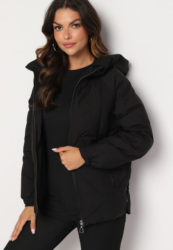 Born2be - Czarna Pikowana Kurtka z Kapturem Rękawy Zakończone Gumką Liliaz. Okazja: na co dzień, na spacer. Typ kołnierza: kaptur. Kolor: czarny. Materiał: jeans. Styl: casual