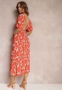 Renee - Pomarańczowa Rozkloszowana Sukienka Mii z Gumką w Talii z Głębokim Dekoltem z Wiskozy Xyra. Okazja: na co dzień. Kolor: pomarańczowy. Materiał: wiskoza. Długość rękawa: krótki rękaw. Wzór: paski. Typ sukienki: proste. Styl: casual. Długość: midi #1