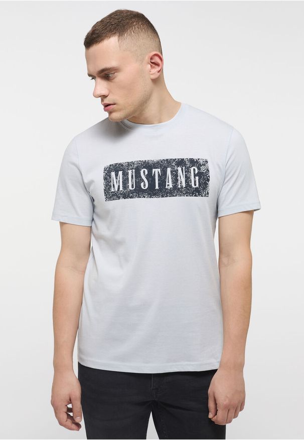 Mustang - MUSTANG ALEX C PRINT MĘSKI T-SHIRT KOSZULKA LOGO NADRUK GRAY DAWN 1013520 4017. Wzór: nadruk