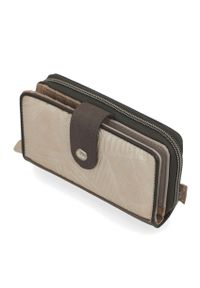 Portfel damski Anekke, z dekoracyjnym nadrukiem i metalowym logo zamykany na klapę wyposażony w przegrody na banknoty kieszeń na monety oraz liczne m. Kolor: brązowy. Wzór: nadruk #4