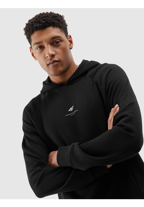 4f - 4F Bluza dresowa nierozpinana z kapturem z bawełny organicznej męska - czarna XL. Okazja: na co dzień. Typ kołnierza: kaptur. Kolor: czarny. Materiał: bawełna, dresówka. Długość rękawa: raglanowy rękaw. Wzór: nadruk, gładki, ze splotem. Styl: casual, sportowy