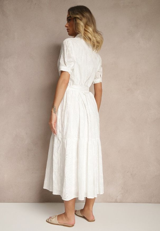 Renee - Biała Ażurowa Sukienka z Bawełny Wiązana w Pasie Koszulowa Divanira. Okazja: na co dzień. Typ kołnierza: dekolt w kształcie V. Kolor: biały. Materiał: bawełna. Długość rękawa: krótki rękaw. Wzór: ażurowy. Typ sukienki: koszulowe. Styl: casual