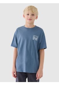 4f - 4F T-shirt regular z nadrukiem chłopięcy - granatowy 128 (7-8 lat). Okazja: na co dzień. Kolor: niebieski. Materiał: dzianina, bawełna, jersey. Długość rękawa: krótki rękaw. Długość: krótkie. Wzór: nadruk. Sezon: lato. Styl: klasyczny, sportowy, casual