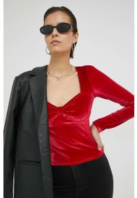 Hollister Co. longsleeve damska kolor czerwony. Kolor: czerwony. Materiał: welur. Długość rękawa: długi rękaw. Długość: długie #1