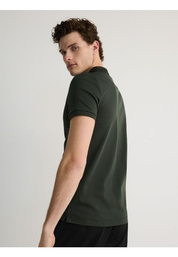 Reserved - Koszulka polo slim - zielony. Typ kołnierza: polo. Kolor: zielony. Materiał: bawełna, dzianina