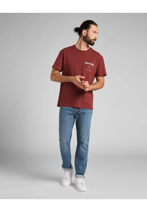 Lee - LEE SS CANT BUSTEM TEE MĘSKI T-SHIRT KOSZULKA NADRUK FIRED BRICK L60YFETM 112140374. Wzór: nadruk