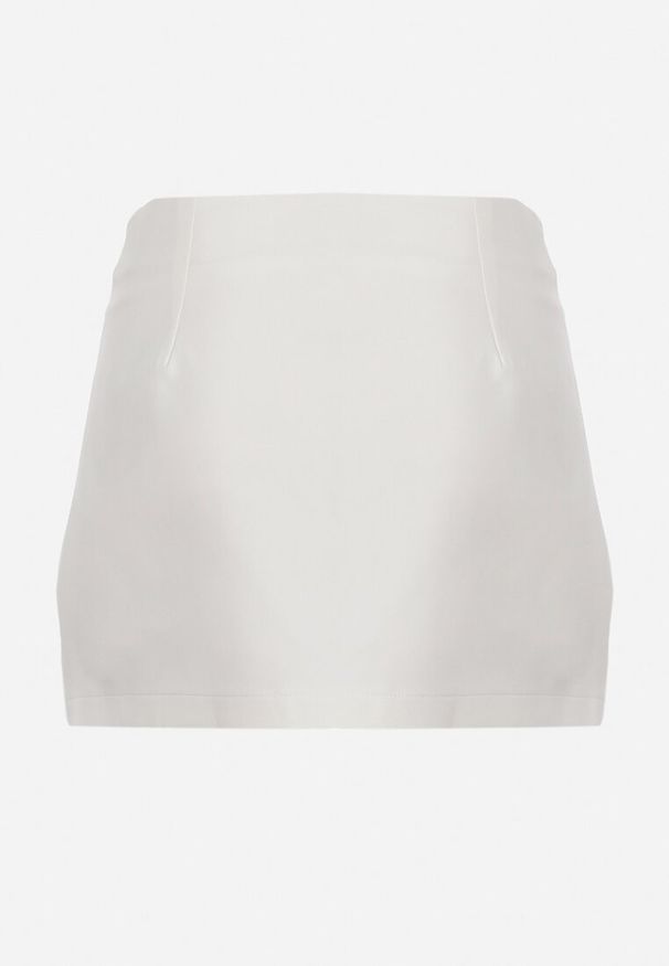 Born2be - Białe Spódnico-Spodenki z Aplikacją w Kształcie Kwiatka i Zakładką Orbolia. Okazja: na co dzień. Kolor: biały. Materiał: tkanina. Wzór: aplikacja, kwiaty. Sezon: lato. Styl: casual, elegancki