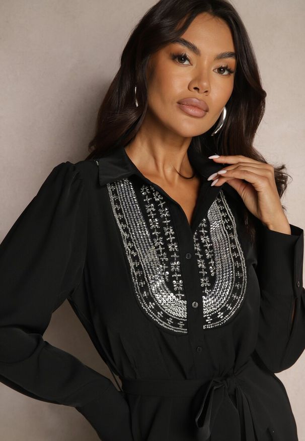 Renee - Czarna Koszulowa Sukienka Ozdobiona Koralikami Cekinami i Paskiem Tidanis. Okazja: na co dzień. Kolor: czarny. Długość rękawa: długi rękaw. Wzór: aplikacja. Typ sukienki: koszulowe. Styl: casual, elegancki