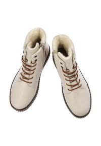 Beżowe Trzewiki Rieker Ocieplane Obuwie Damskie. Okazja: na co dzień. Zapięcie: zamek. Kolor: beżowy. Materiał: skóra. Szerokość cholewki: normalna. Sezon: zima, jesień. Styl: casual #4