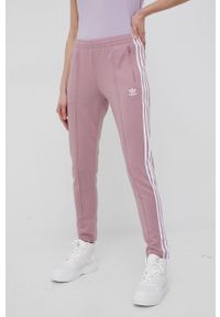 adidas Originals spodnie damskie kolor różowy gładkie. Kolor: różowy. Materiał: materiał, dzianina. Wzór: gładki