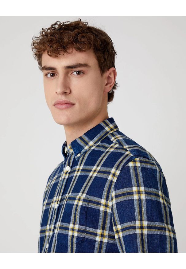 Wrangler - WRANGLER LS 1PKT BUTTON DOWN MĘSKA KOSZULA GOLDEN ROD W5A33TX1K 112130010. Typ kołnierza: button down