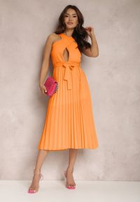 Renee - Pomarańczowa Sukienka Phaerinna. Kolor: pomarańczowy. Materiał: materiał. Długość rękawa: bez rękawów. Typ sukienki: plisowane, kopertowe. Styl: wizytowy. Długość: midi