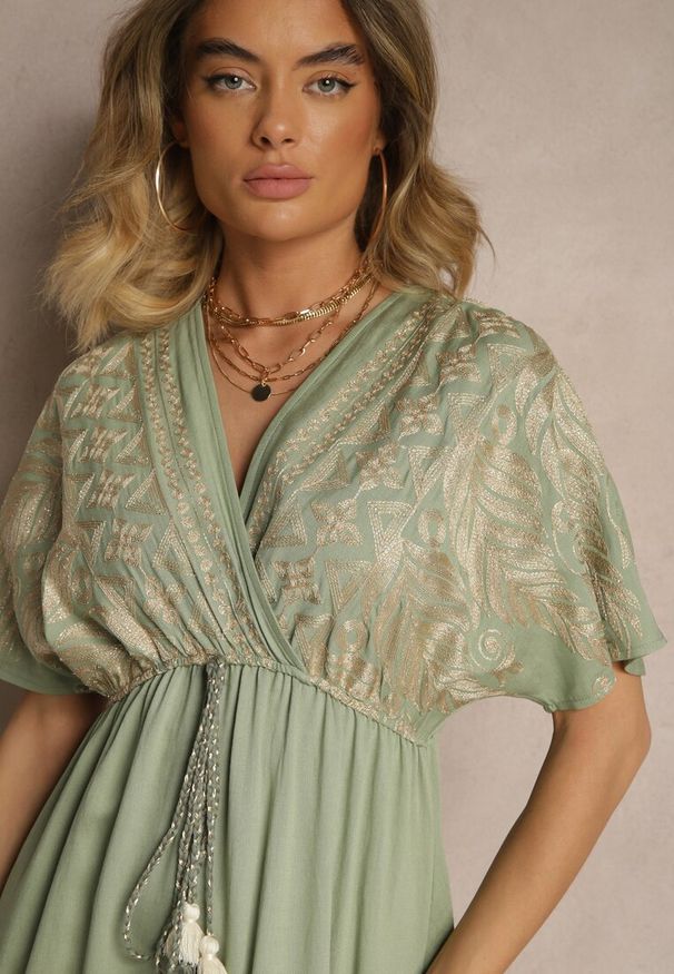 Renee - Zielona Wiskozowa Sukienka Kopertowym Dekoltem i Frędzlami Redevie. Okazja: na co dzień. Kolor: zielony. Materiał: wiskoza. Sezon: lato. Typ sukienki: kopertowe. Styl: elegancki, casual, klasyczny