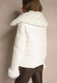 Renee - Biała Kurtka z Pikowanymi Przeszyciami i Szerokim Kołnierzem z Futrem Galaressa. Okazja: na co dzień. Kolor: biały. Materiał: futro. Długość: krótkie. Styl: casual #5