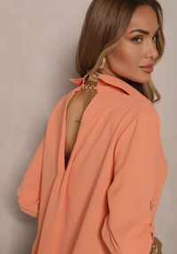 Renee - Pomarańczowa Koszula Ozdobiona Podwijanymi Rękawami Doviraella. Okazja: na co dzień, na spotkanie biznesowe. Typ kołnierza: kołnierzyk klasyczny. Kolor: pomarańczowy. Materiał: jeans. Wzór: aplikacja. Styl: biznesowy, klasyczny, elegancki, casual #4
