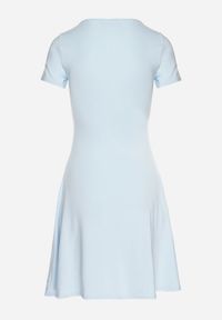 Born2be - Jasnoniebieska Rozkloszowana Sukienka z Wiskozą i Kwadratowym Dekoltem Milirella. Okazja: na co dzień. Typ kołnierza: dekolt kwadratowy. Kolor: niebieski. Materiał: wiskoza. Styl: casual, elegancki, klasyczny #3