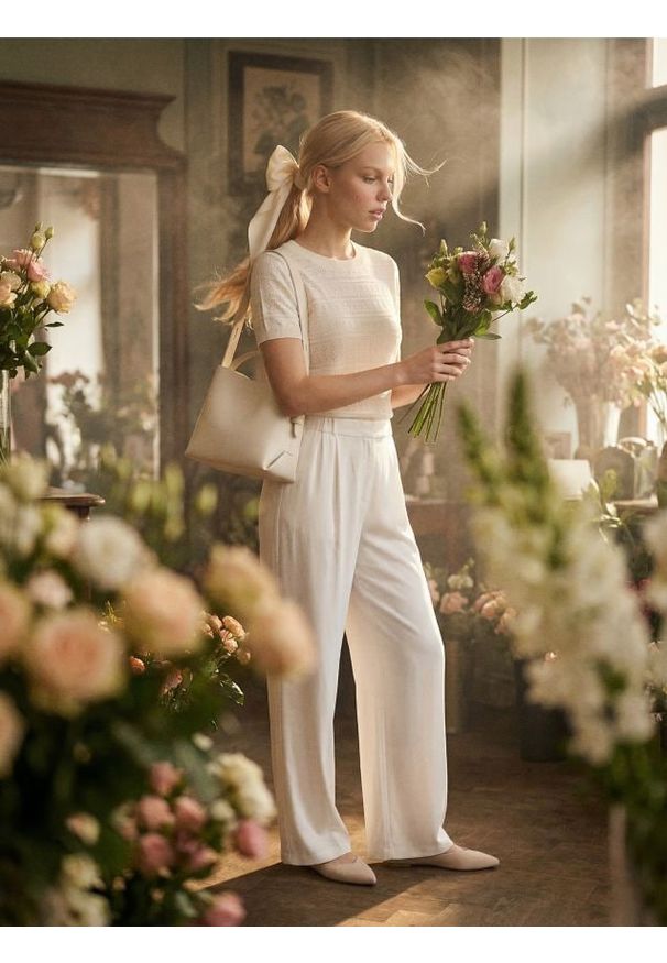 Sinsay - Swetrowa bluzka z ażurowym wzorem i domieszką lnu - kremowy. Kolor: kremowy. Materiał: len. Wzór: ażurowy