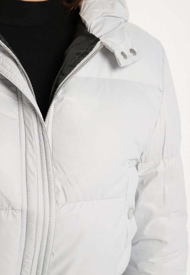 Born2be - Jasnoszara Kurtka Pikowana o Krótkim Fasonie z Kapturem Tinthella. Okazja: na co dzień, na spacer. Typ kołnierza: kaptur. Kolor: szary. Materiał: jeans. Długość: krótkie. Wzór: aplikacja. Styl: casual, elegancki