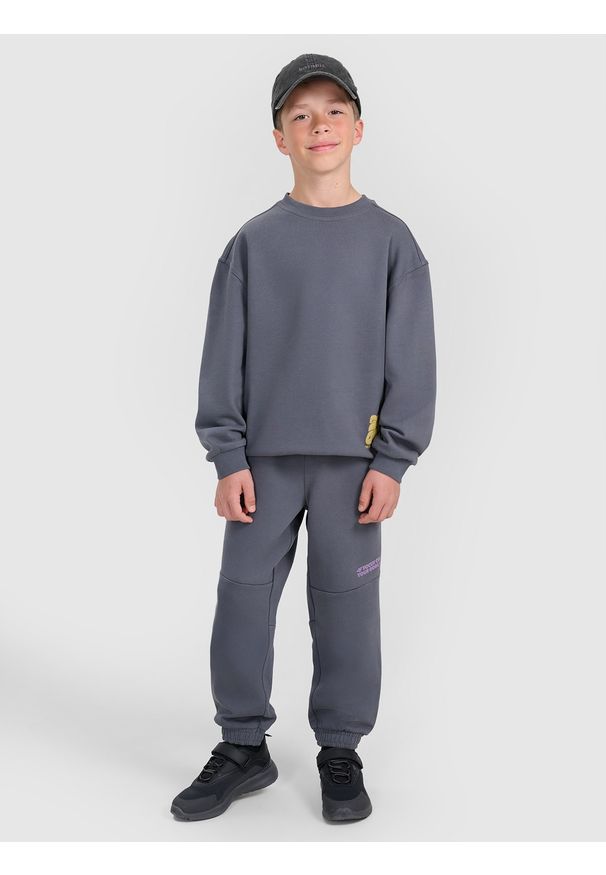 4f - 4F Bluza dresowa oversize nierozpinana bez kaptura chłopięca - szara 164 (13-14 lat). Okazja: na co dzień. Typ kołnierza: bez kaptura. Kolor: szary. Materiał: dresówka. Wzór: gładki, nadruk, napisy, ze splotem. Sezon: lato. Styl: sportowy, casual, klasyczny, młodzieżowy