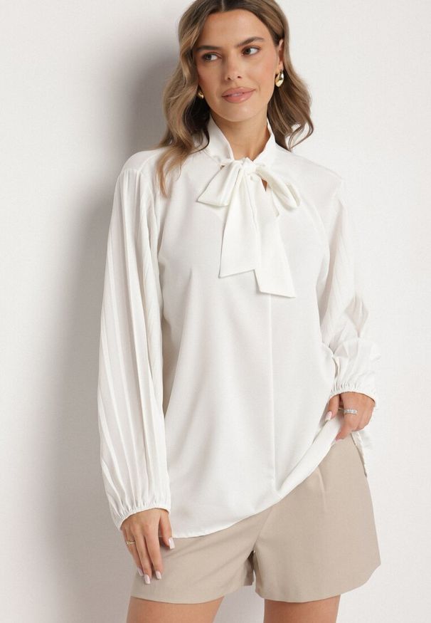 Born2be - Biała Bluzka z Plisowanymi Rękawami i Wiązaniem pod Szyją Jenindria. Okazja: na co dzień. Kolor: biały. Materiał: jeans. Styl: casual