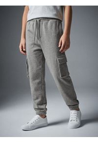 Sinsay - Spodnie dresowe loose - szary. Kolor: szary. Materiał: dresówka #1