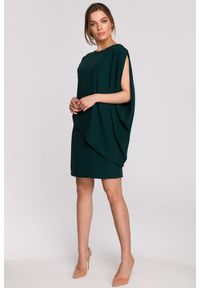 Stylove - Elegancka sukienka mini z asymetryczną falbaną drapowana zielona. Okazja: na komunię, na imprezę, na wesele, na ślub cywilny. Kolor: zielony. Typ sukienki: asymetryczne. Styl: elegancki. Długość: mini #2