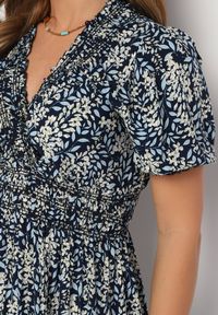 Born2be - Granatowa Bawełniana Sukienka z Bufiastymi Rękawami z Gumką w Talii i Falbaną Vimaliana. Okazja: na co dzień, na spacer. Typ kołnierza: dekolt w kształcie V. Kolor: niebieski. Materiał: bawełna. Styl: klasyczny, casual, elegancki #3