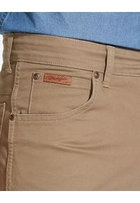 Wrangler - WRANGLER TEXAS MĘSKIE SPODNIE MATERIAŁOWE STRETCH SAFARI KHAKI W121AP178. Kolor: brązowy