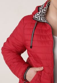 Born2be - Czerwona Dwustronna Kurtka Pikowana z Kapturem Zidila. Okazja: na spacer, na co dzień. Typ kołnierza: kaptur. Kolekcja: plus size. Kolor: czerwony. Materiał: jeans. Wzór: geometria. Styl: casual, sportowy #5